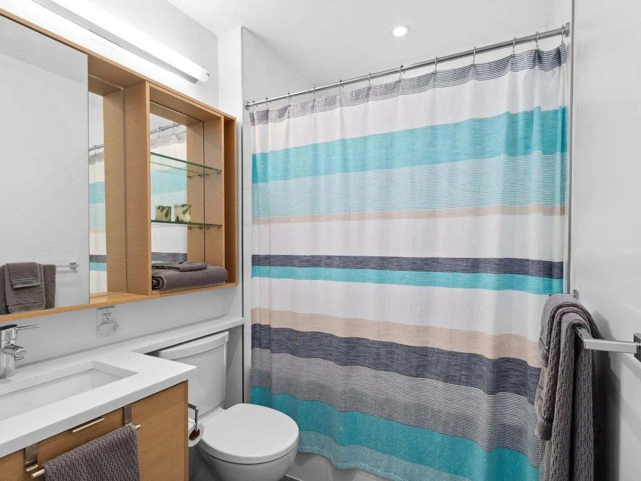 208 2528 Collingwood Street