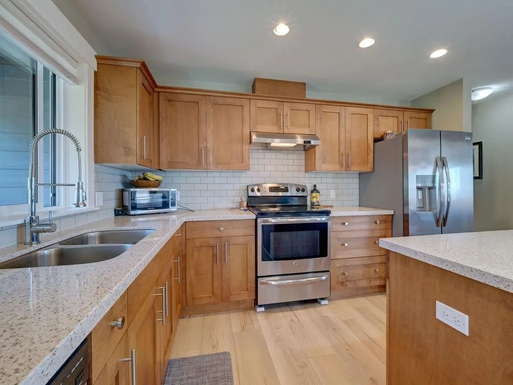 5537 Peregrine Crescent