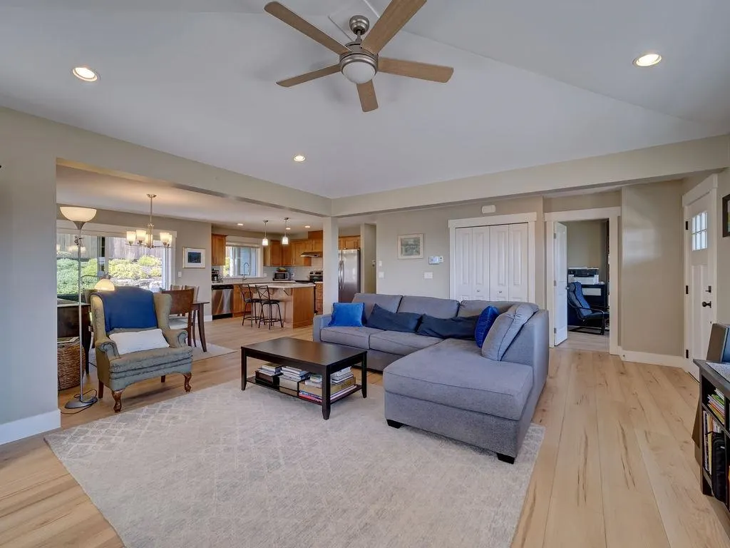 5537 Peregrine Crescent