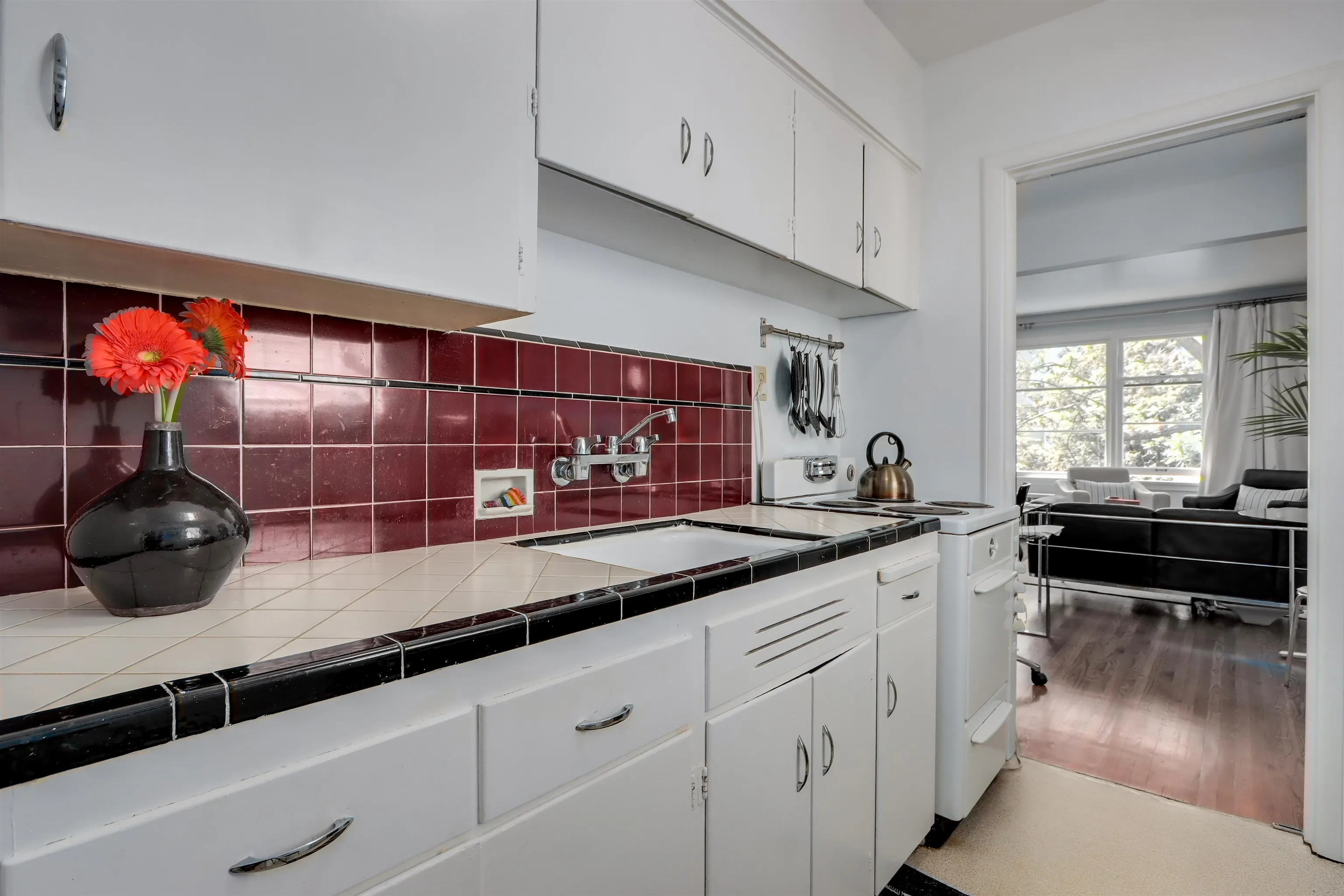 303 1565 Burnaby Street