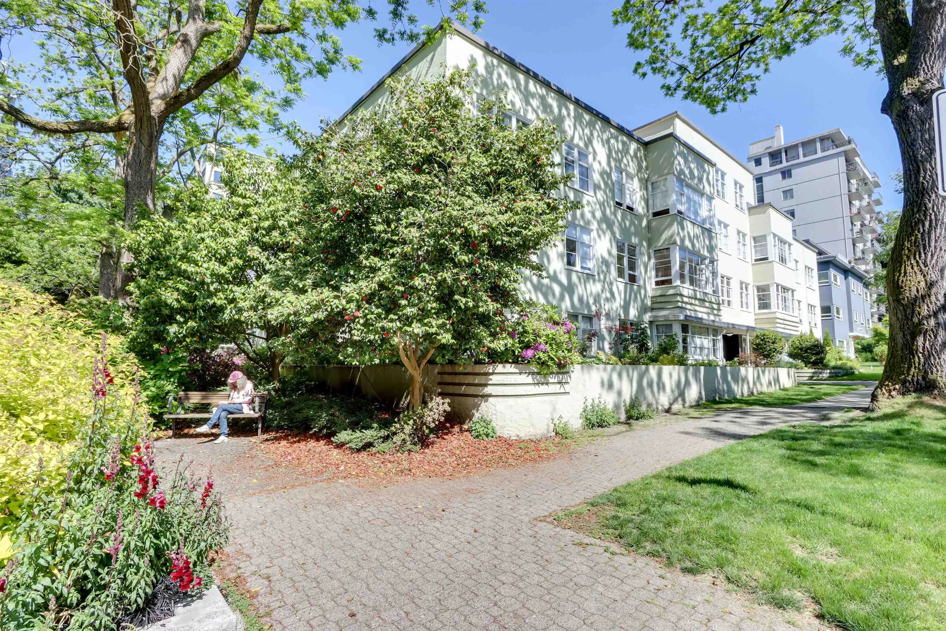 303 1565 Burnaby Street