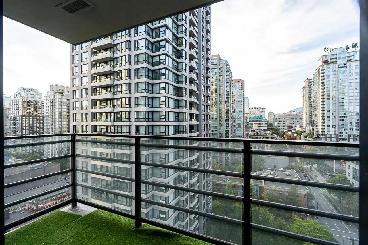 1708 909 Mainland Street