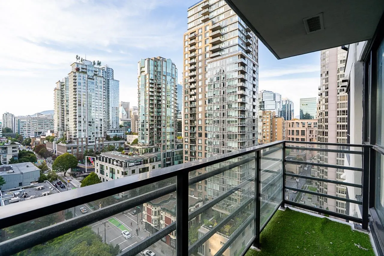 1708 909 Mainland Street
