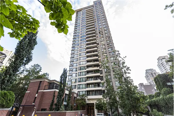 2304 977 Mainland Street