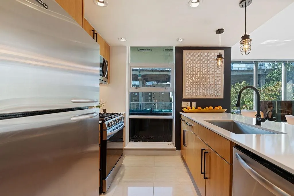 305 638 Beach Crescent