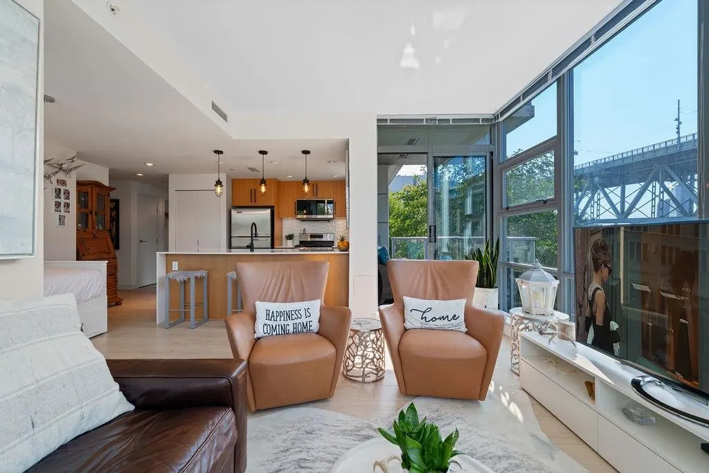 305 638 Beach Crescent