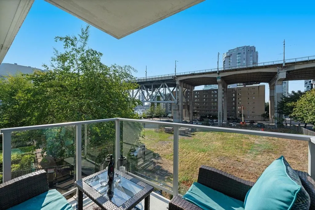 305 638 Beach Crescent