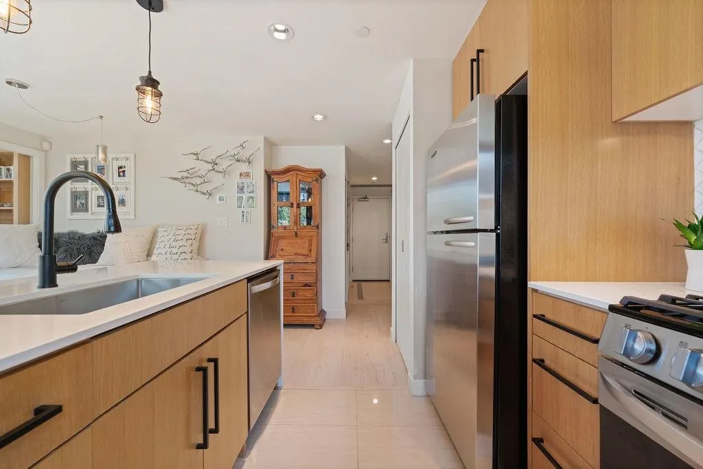 305 638 Beach Crescent