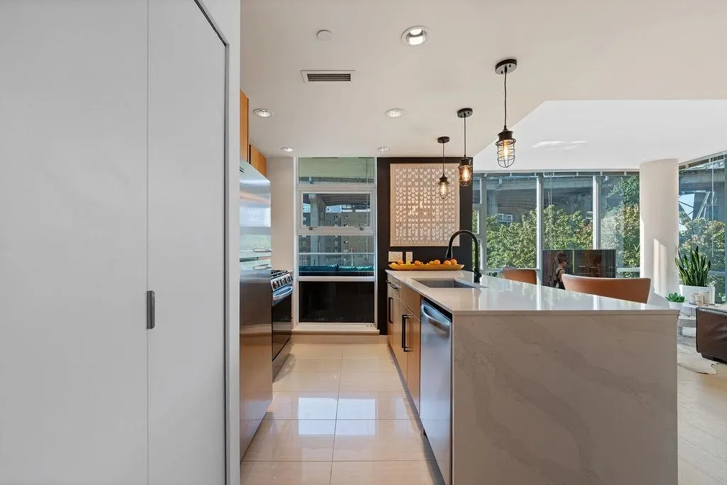 305 638 Beach Crescent