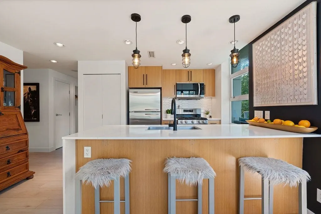 305 638 Beach Crescent