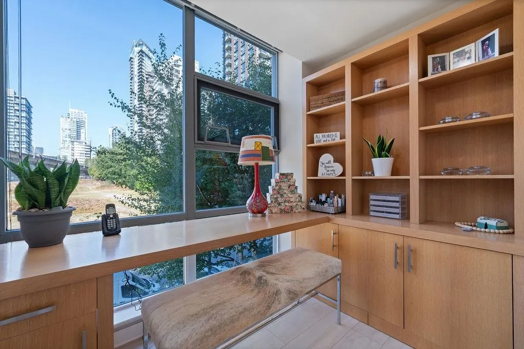 305 638 Beach Crescent