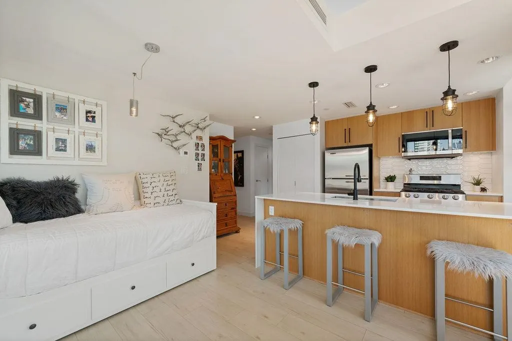 305 638 Beach Crescent