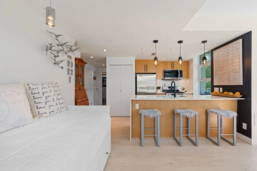 305 638 Beach Crescent