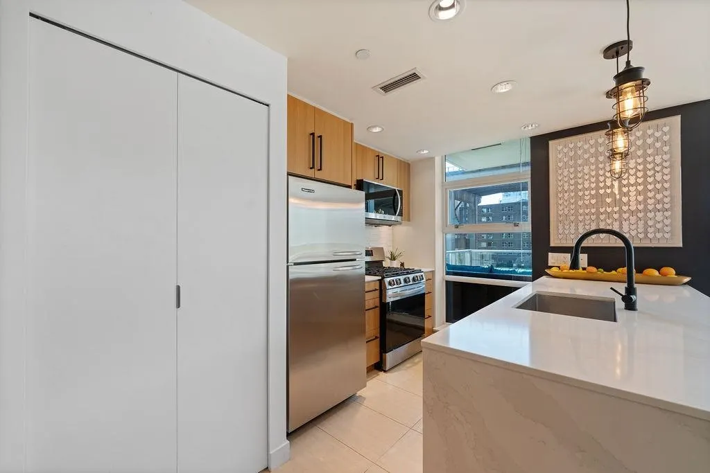 305 638 Beach Crescent