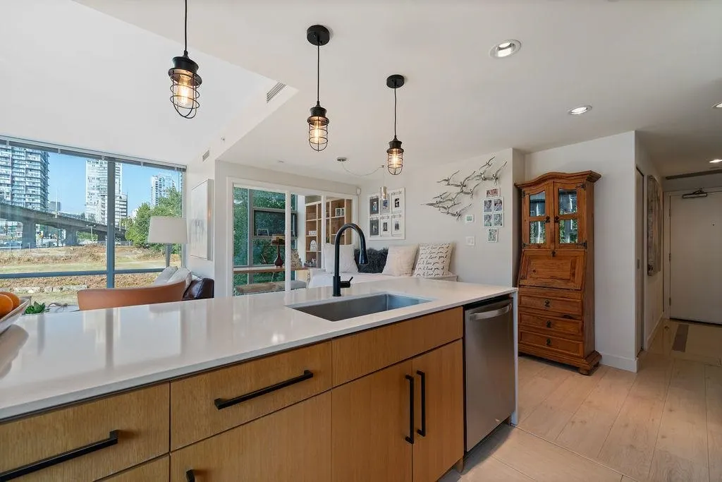 305 638 Beach Crescent