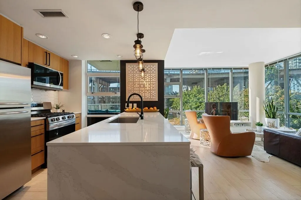 305 638 Beach Crescent