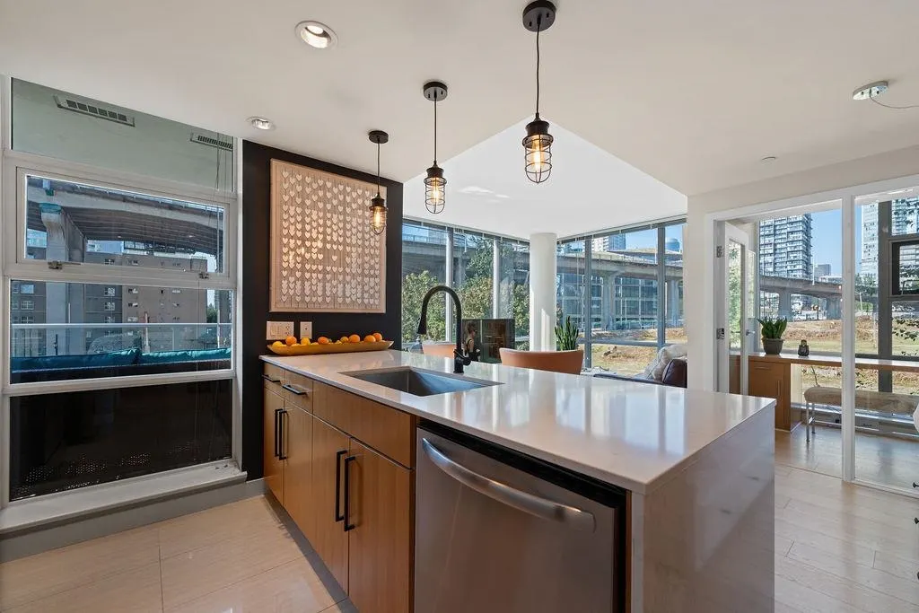 305 638 Beach Crescent