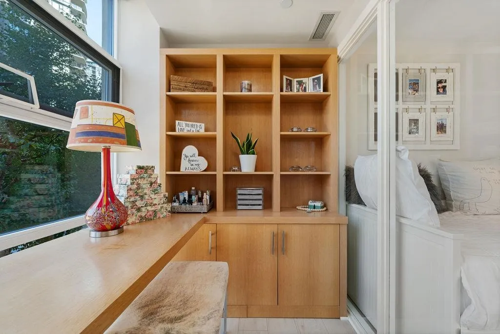 305 638 Beach Crescent