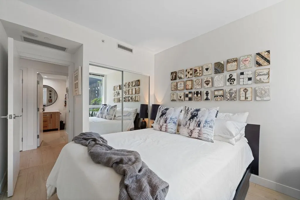 305 638 Beach Crescent