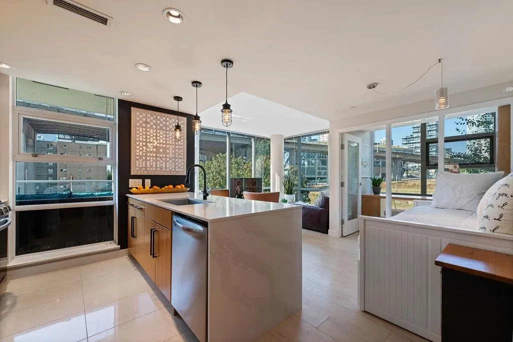 305 638 Beach Crescent