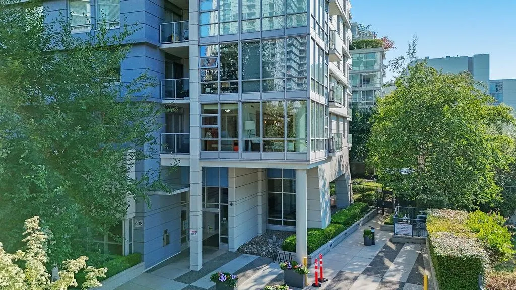 305 638 Beach Crescent