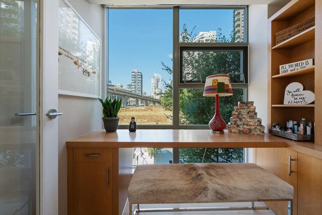 305 638 Beach Crescent