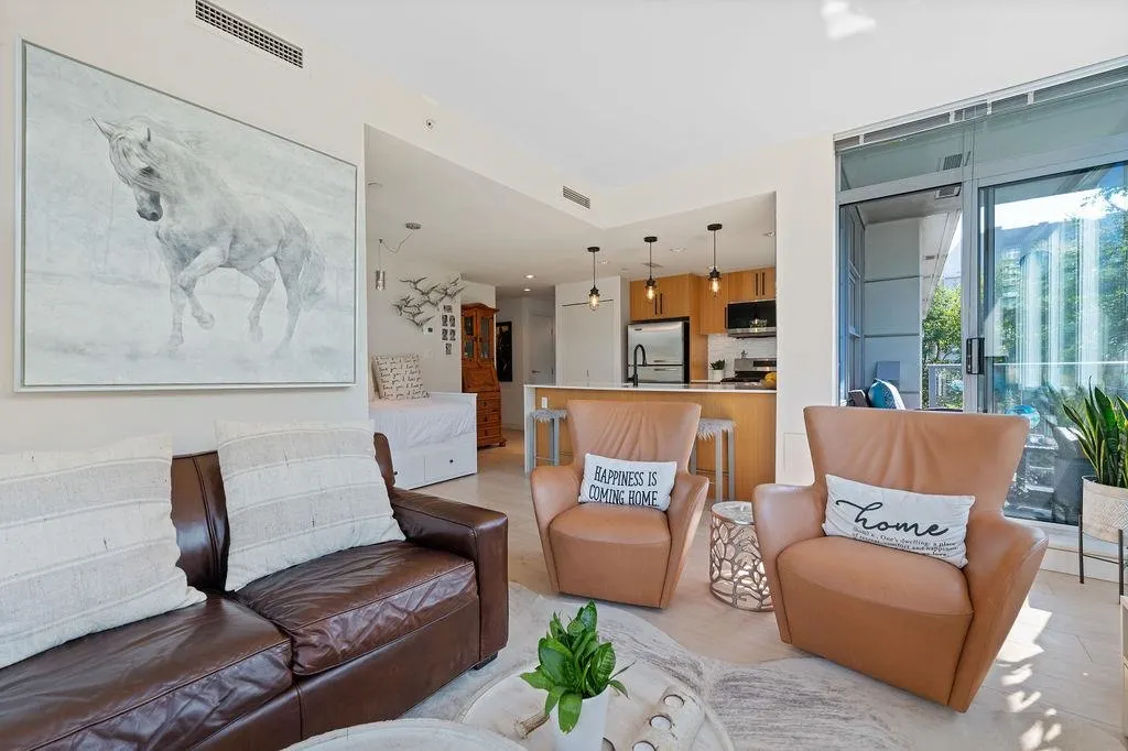 305 638 Beach Crescent