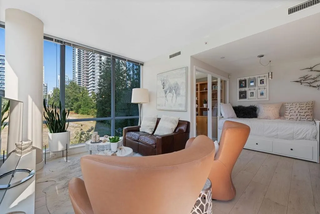 305 638 Beach Crescent