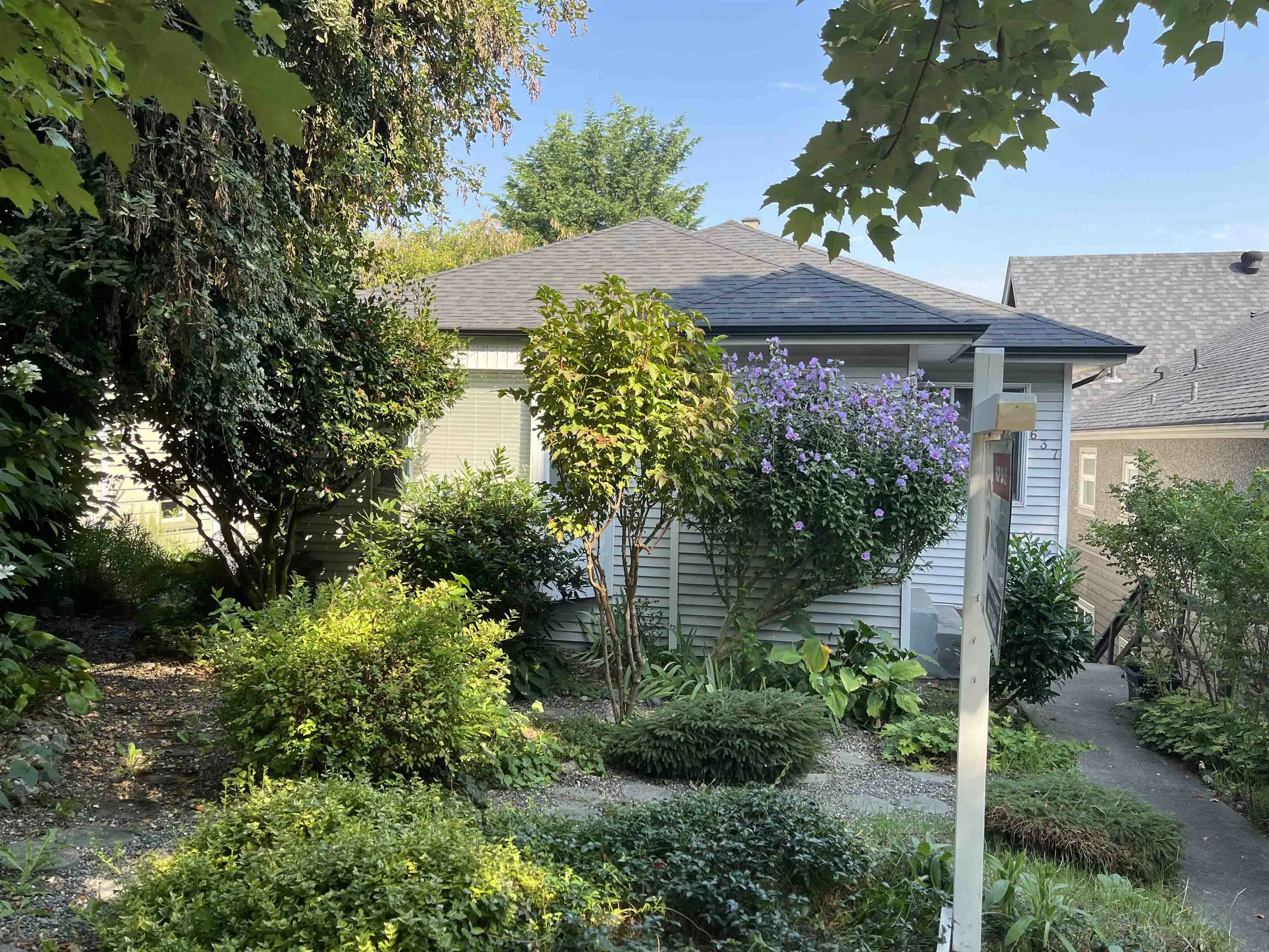 637 W 24th Avenue