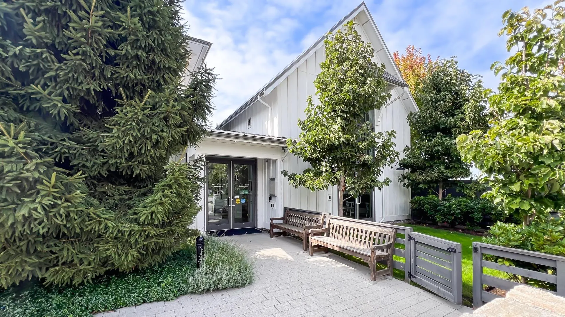 125 4638 Orca Way