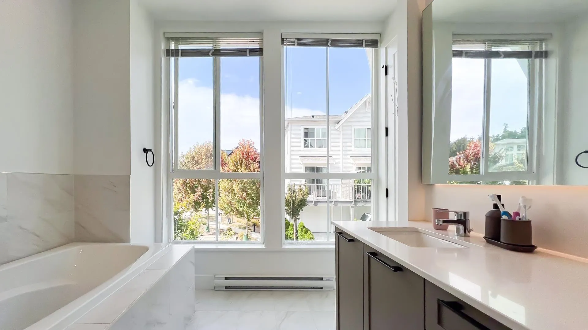 125 4638 Orca Way