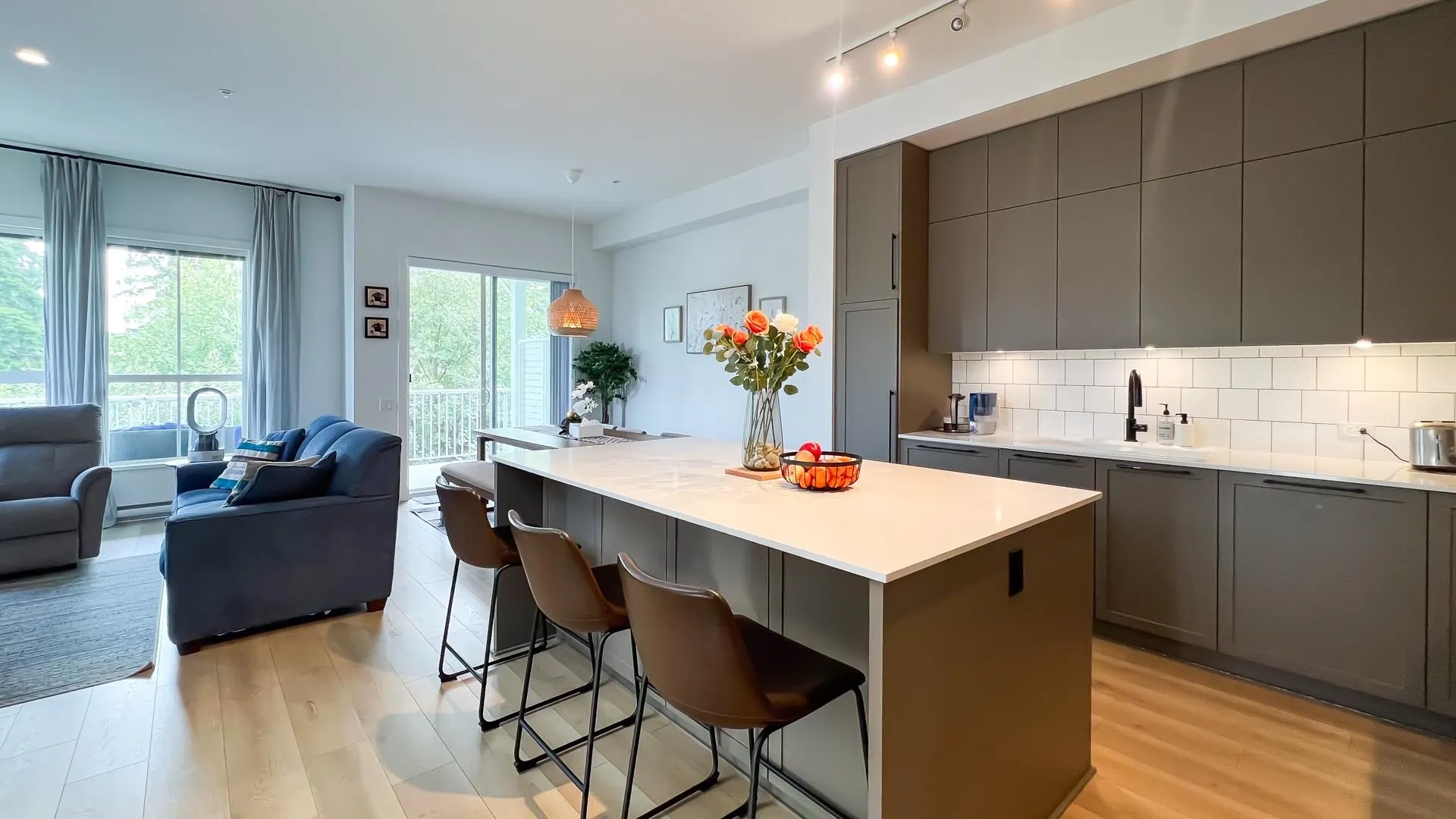125 4638 Orca Way