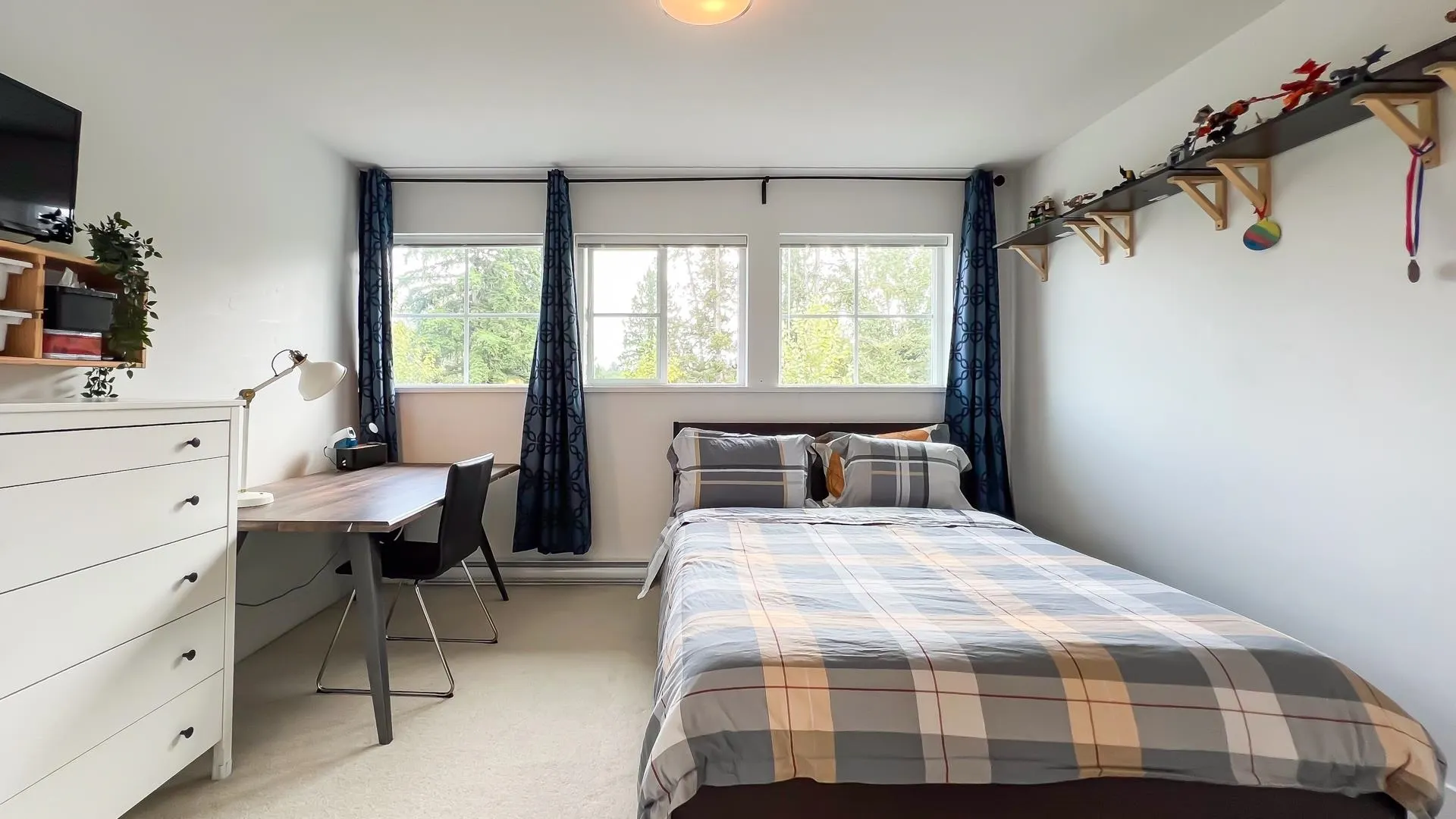 125 4638 Orca Way