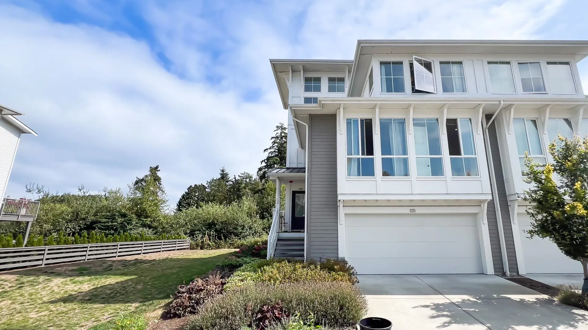 125 4638 Orca Way