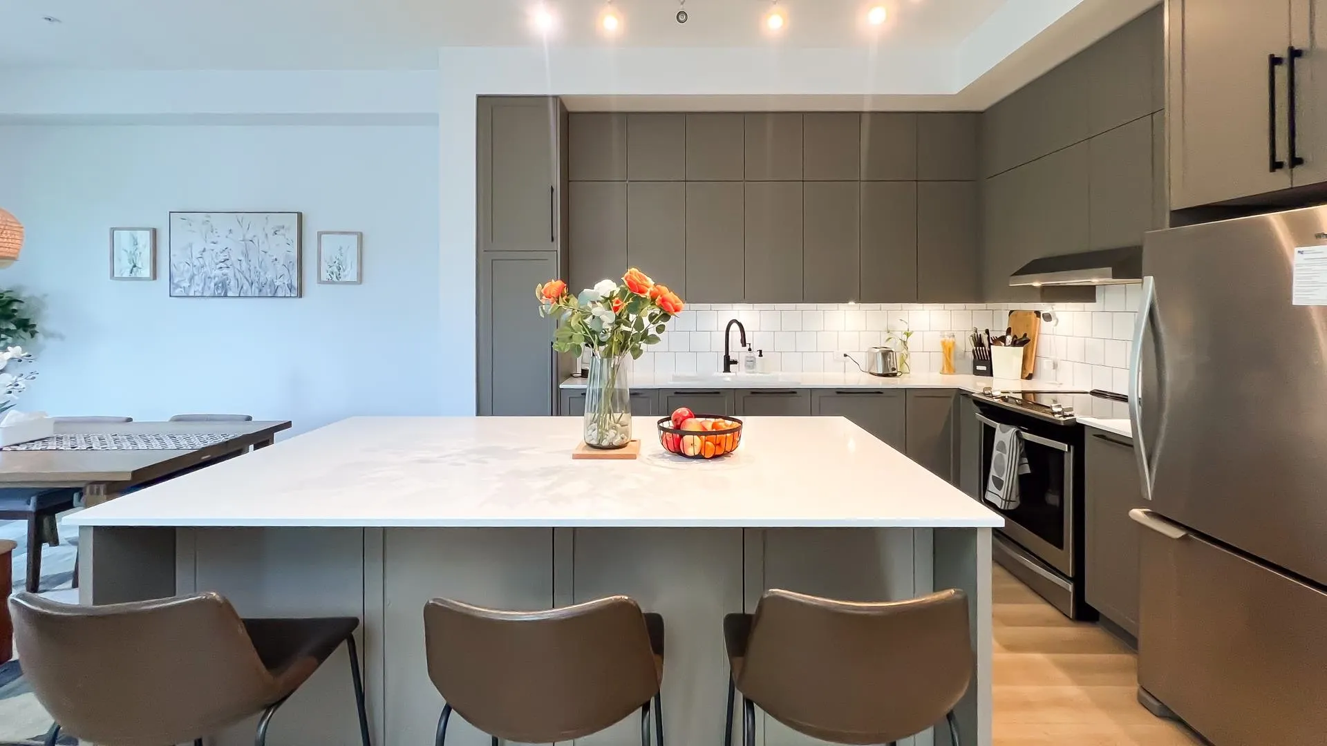 125 4638 Orca Way