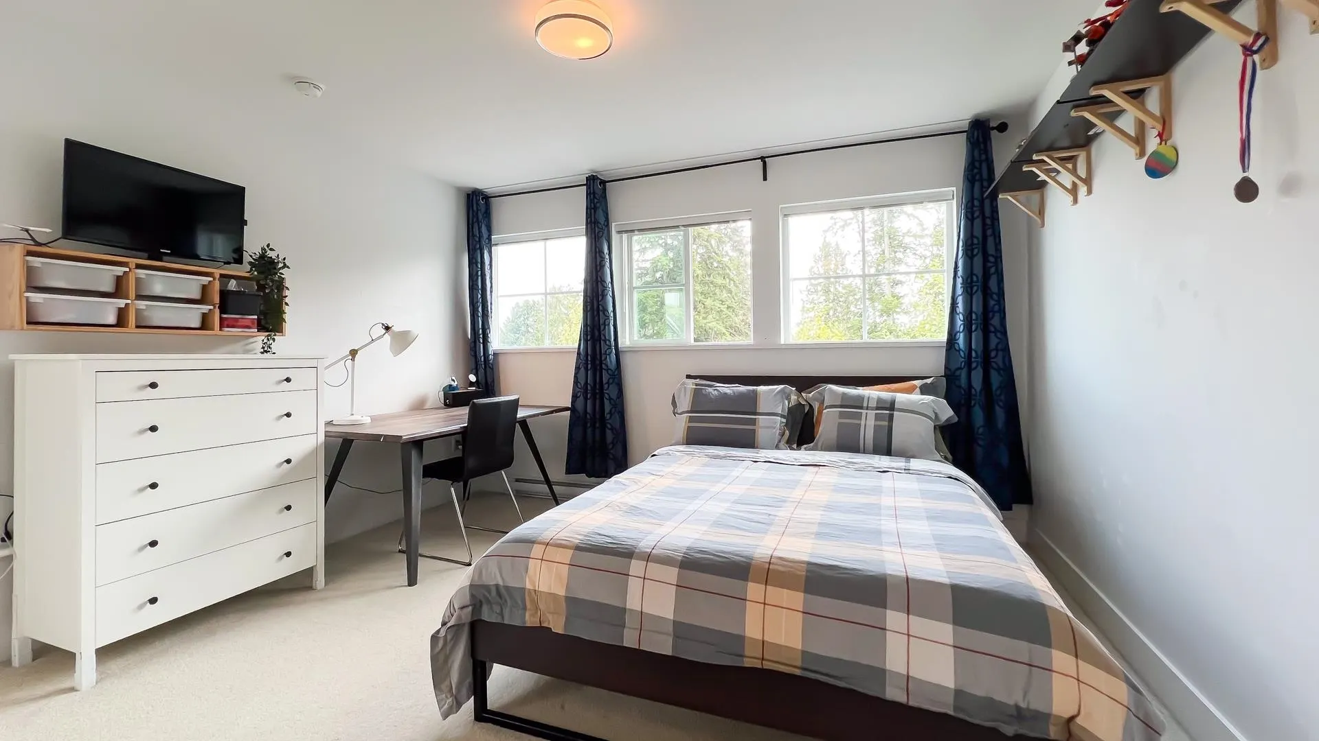 125 4638 Orca Way