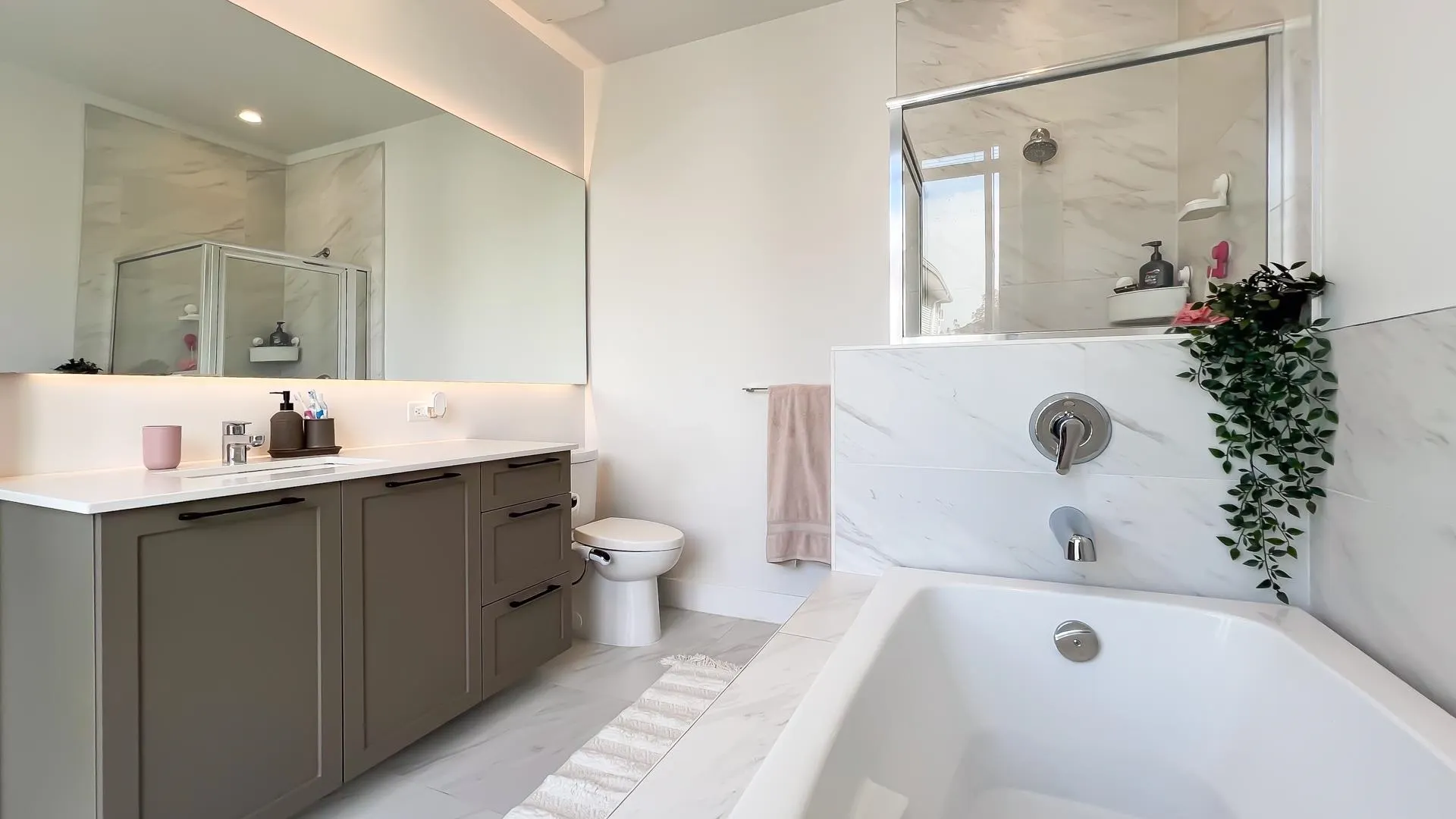 125 4638 Orca Way