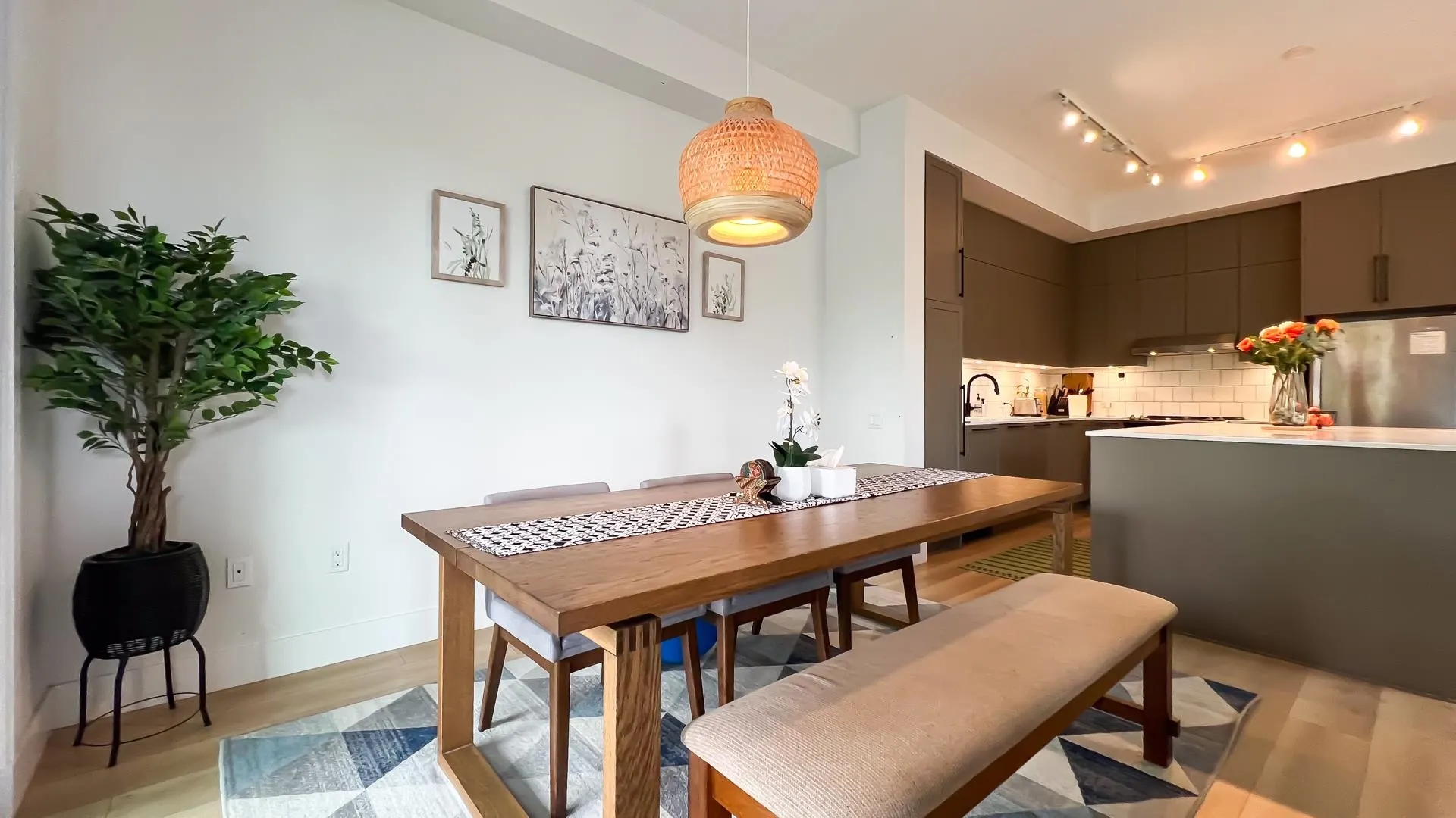 125 4638 Orca Way