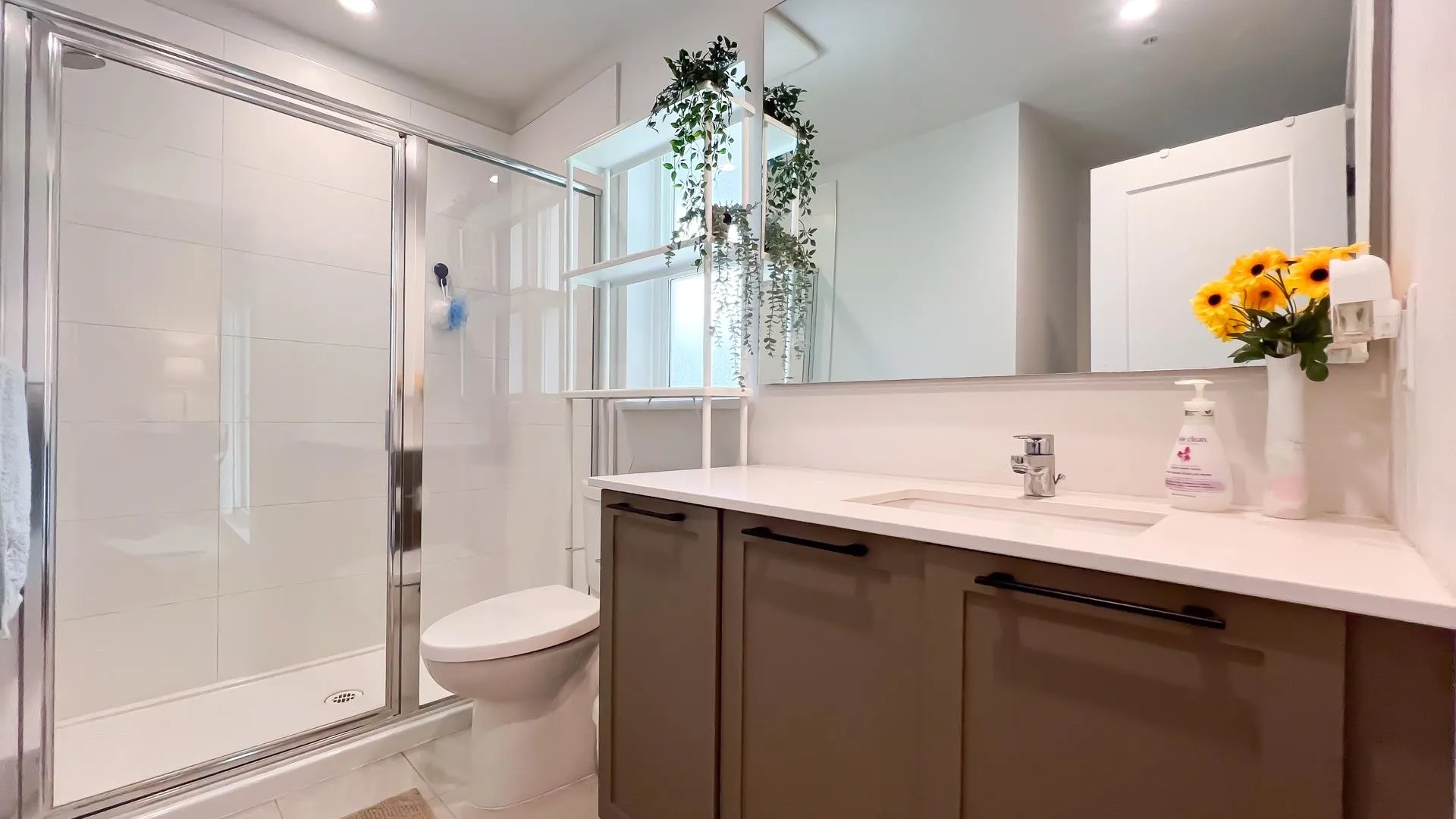 125 4638 Orca Way