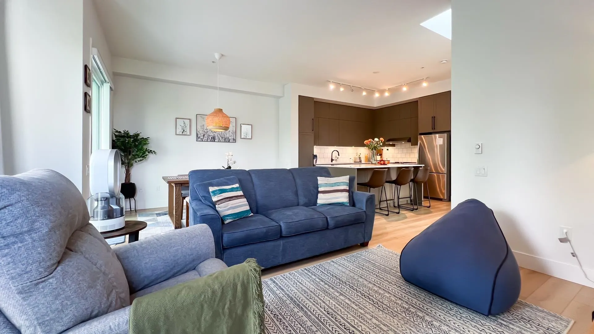 125 4638 Orca Way