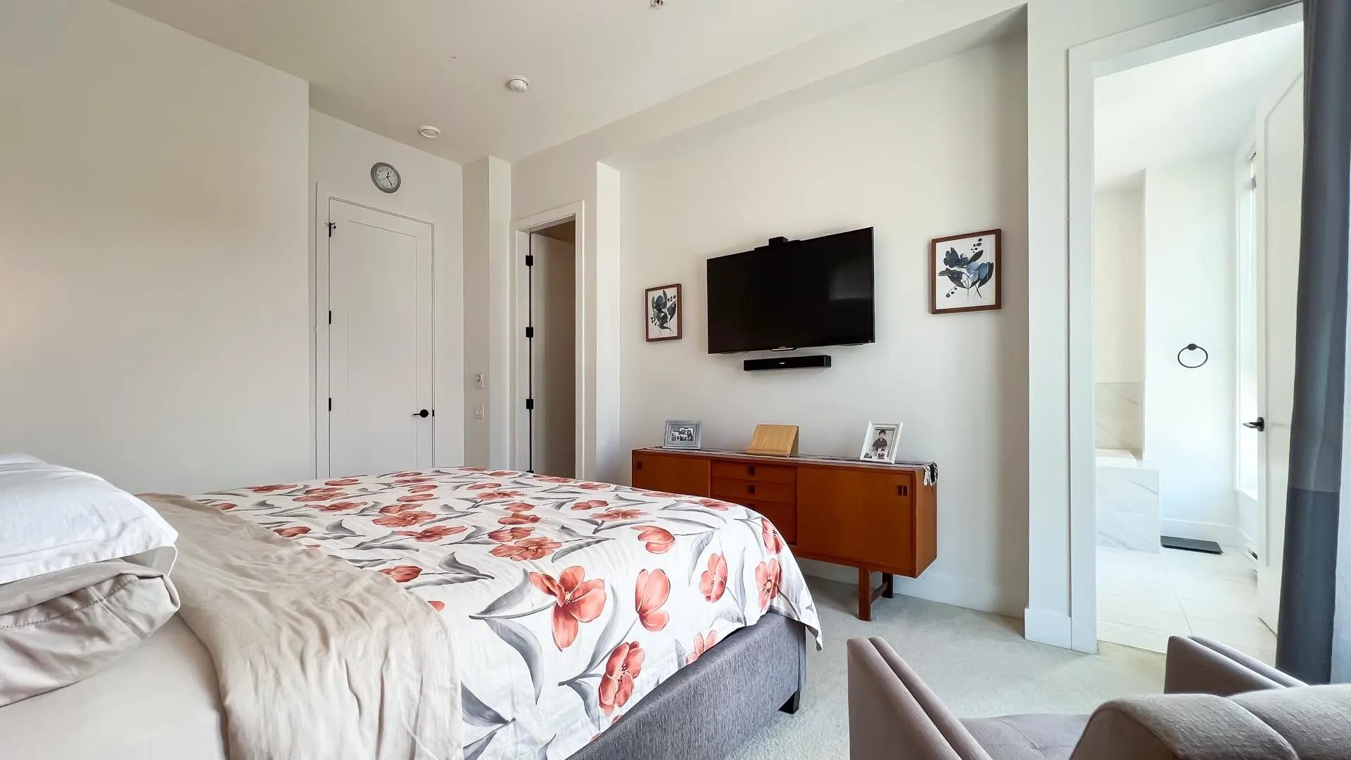 125 4638 Orca Way