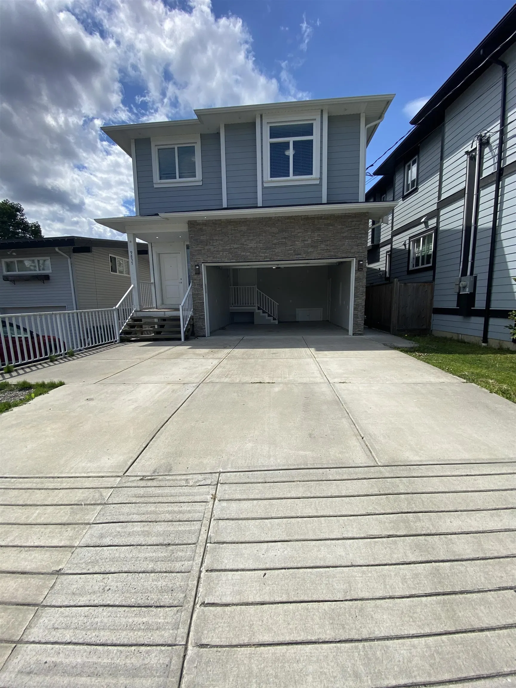 UPPER 9857 Corbould Street