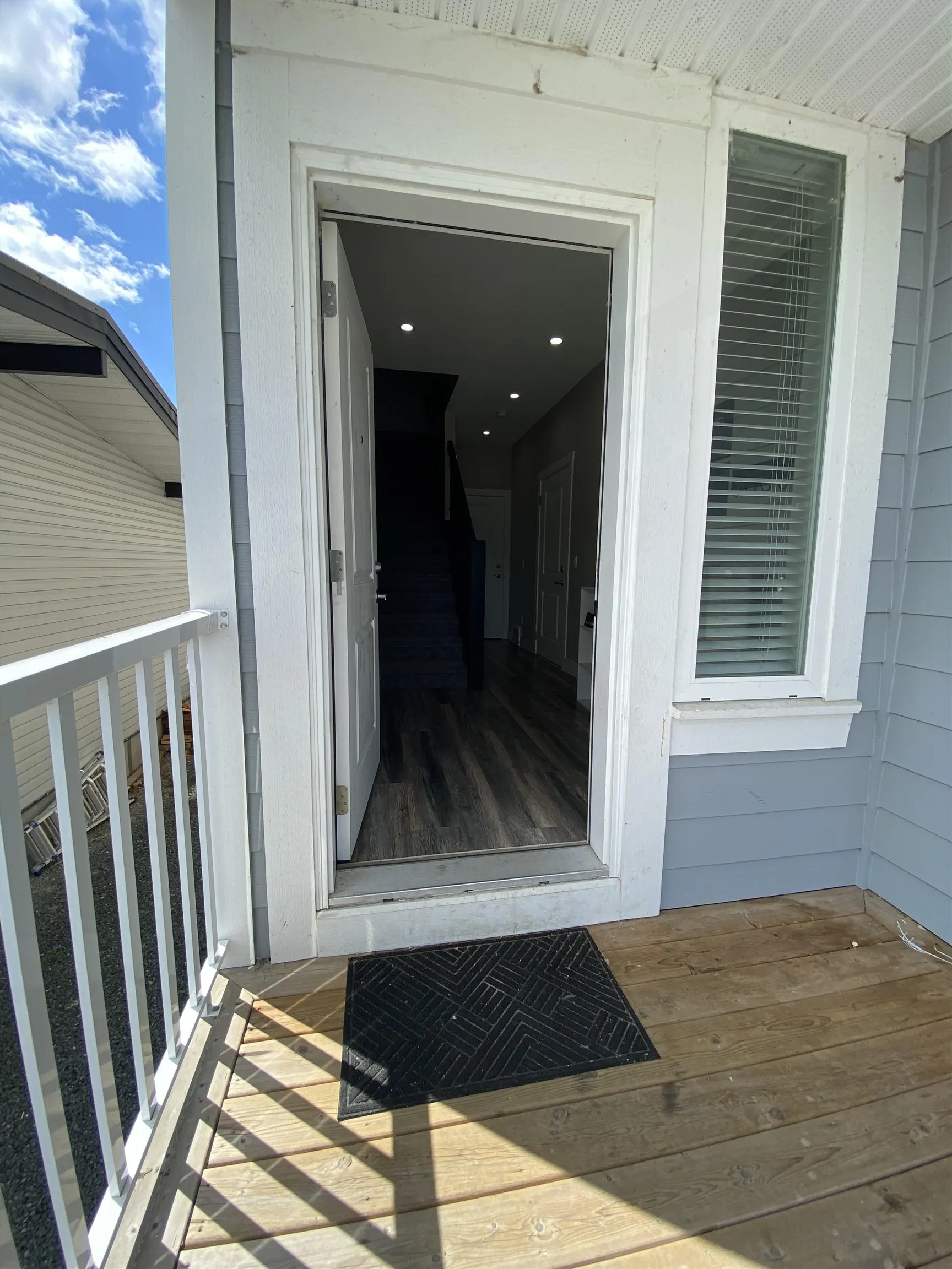 UPPER 9857 Corbould Street