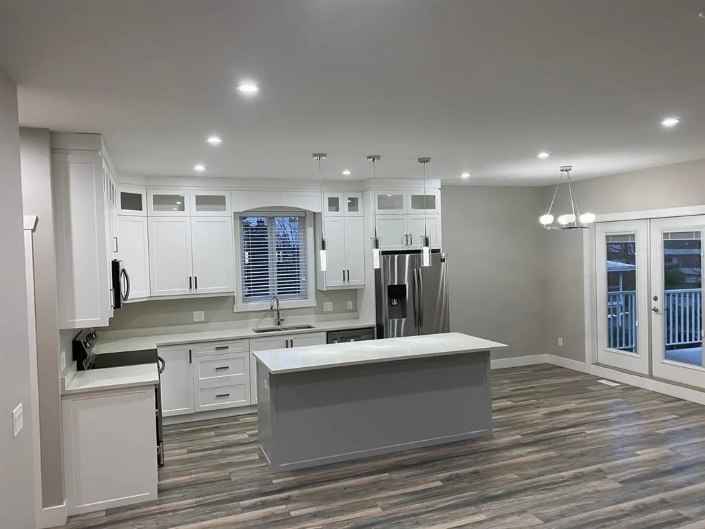 UPPER 9857 Corbould Street