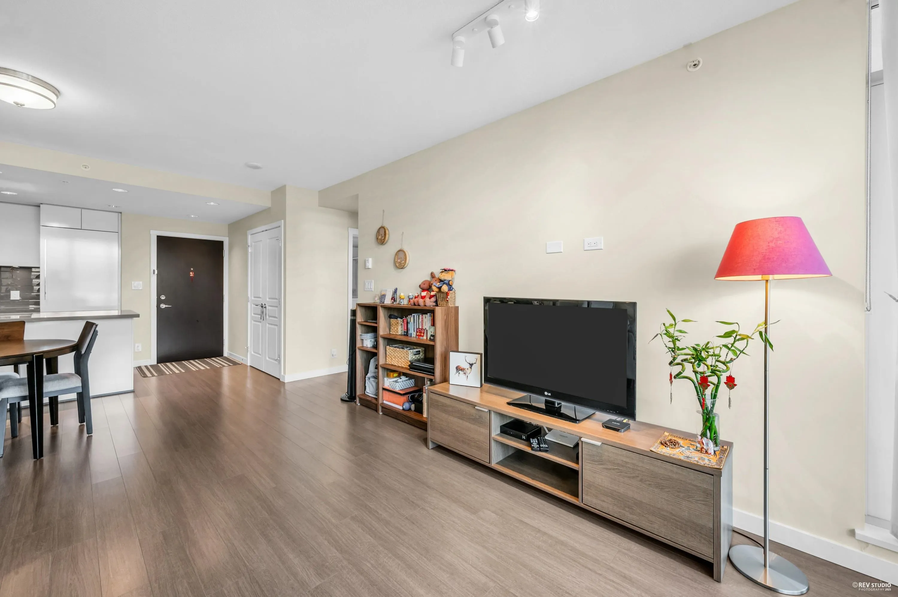 709 3093 Windsor Gate