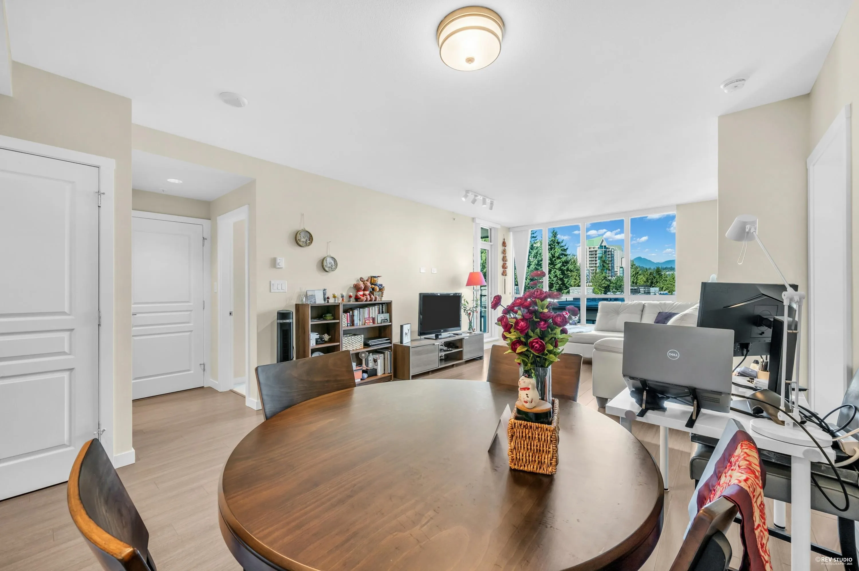 709 3093 Windsor Gate