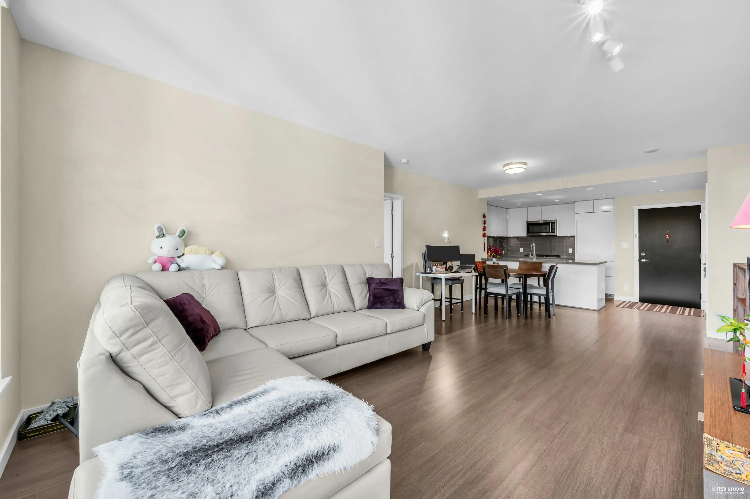 709 3093 Windsor Gate