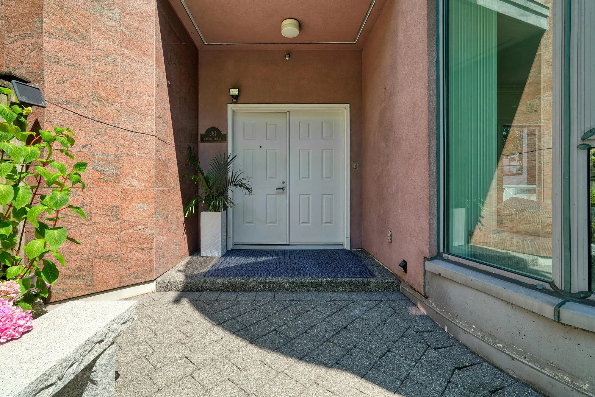 281 Smithe Street