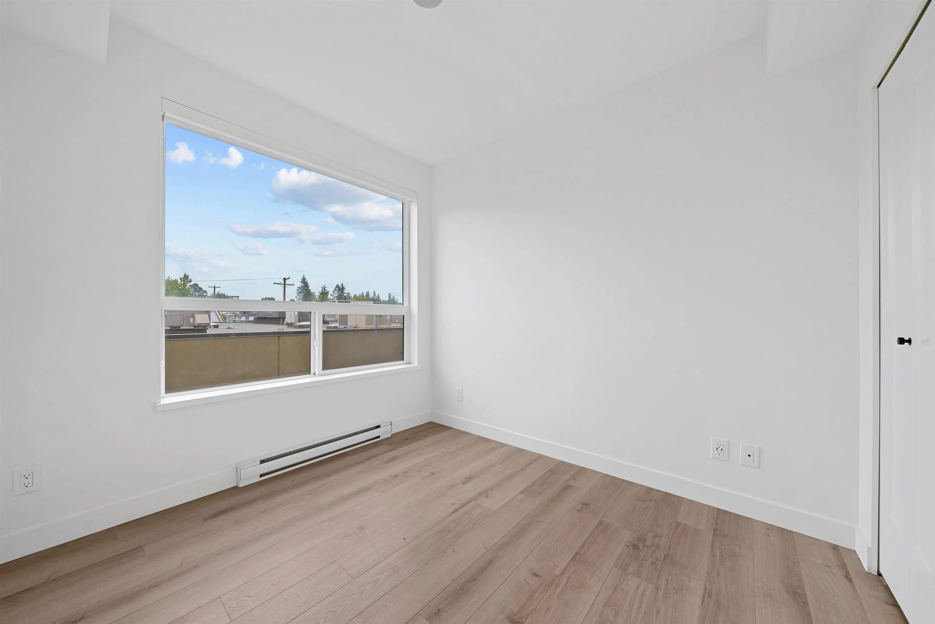 318 2493 Montrose Avenue