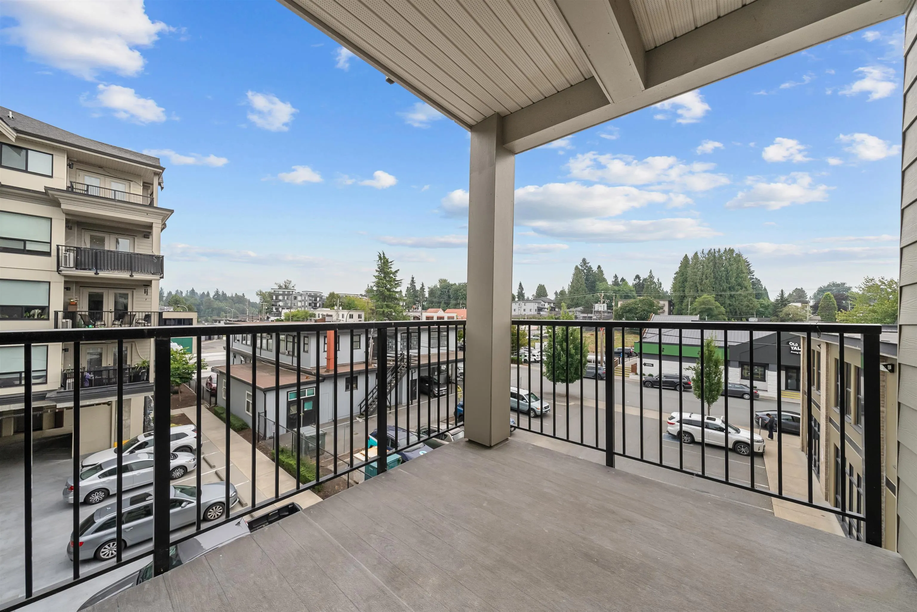 318 2493 Montrose Avenue